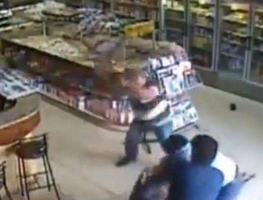 Αν το ήξερε σίγουρα δεν θα το τολμούσε! Ληστής πήγε να κλέψει και έφαγε το ... ξύλο της «αρκούδας» (βίντεο)